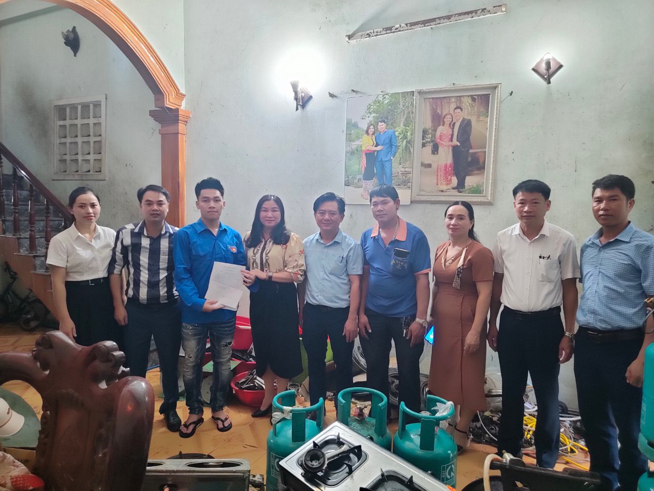 Lãnh đạo phường cùng bí thư đoàn thanh niên cùng động viên, tặng quà chúc mừng đồng chí Dương Quốc Vũ.